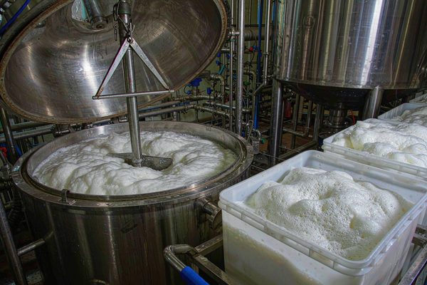 白乳胶反应釜搅拌工序中的泡沫现场