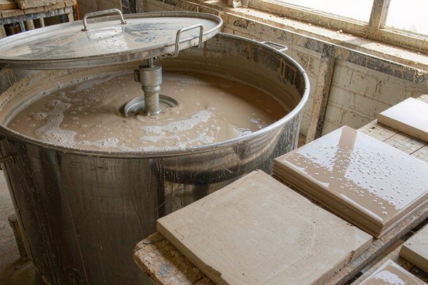 陶瓷釉浆施釉工序与烧成后的釉面针孔观察