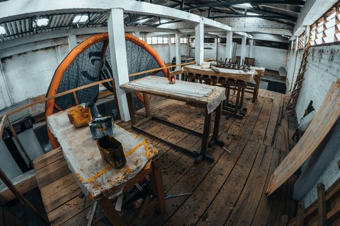 车间内的木桌与油漆桶