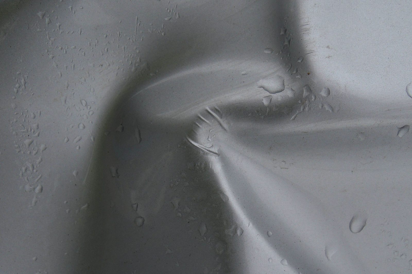 整理后的面料表面，水珠呈珠状停住不往里渗