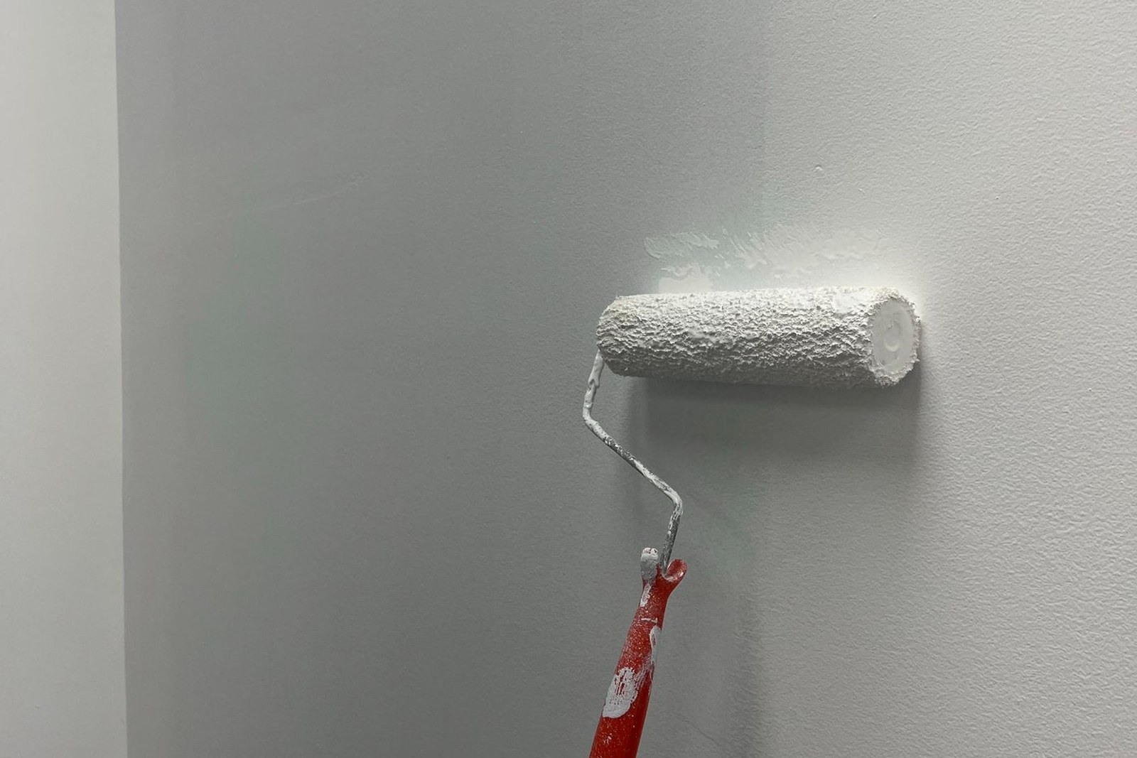 辊涂中的白色墙面