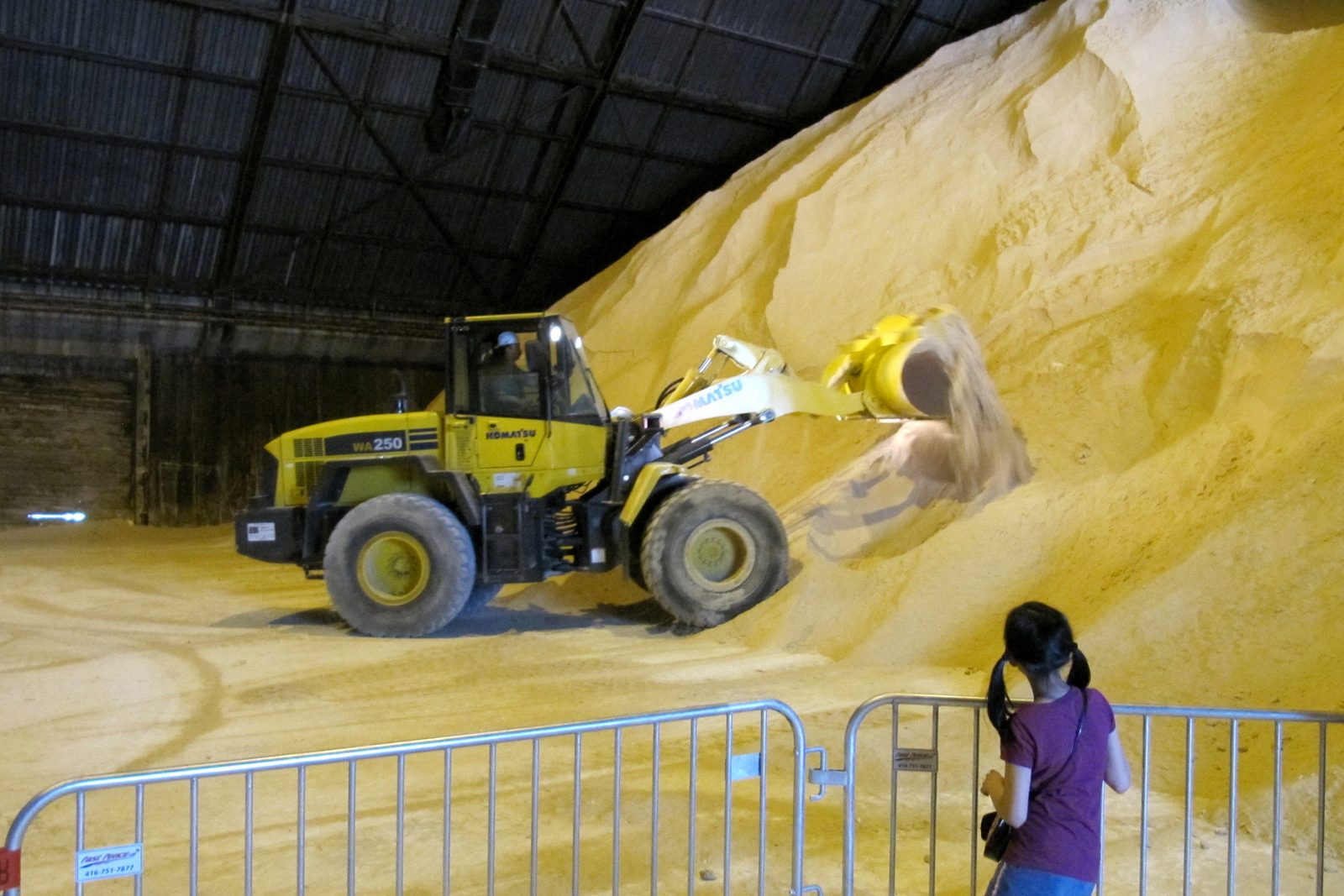 制糖澄清与糖浆过滤工段的场景