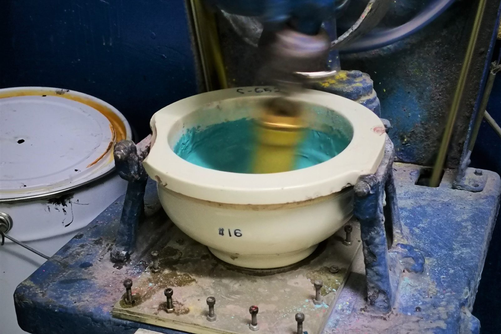 环氧底漆研磨与钛白粉分散的场景