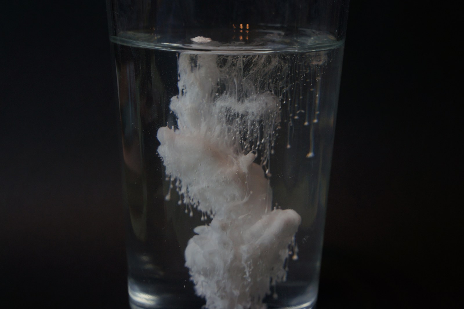 钛白粉入水分散的特写