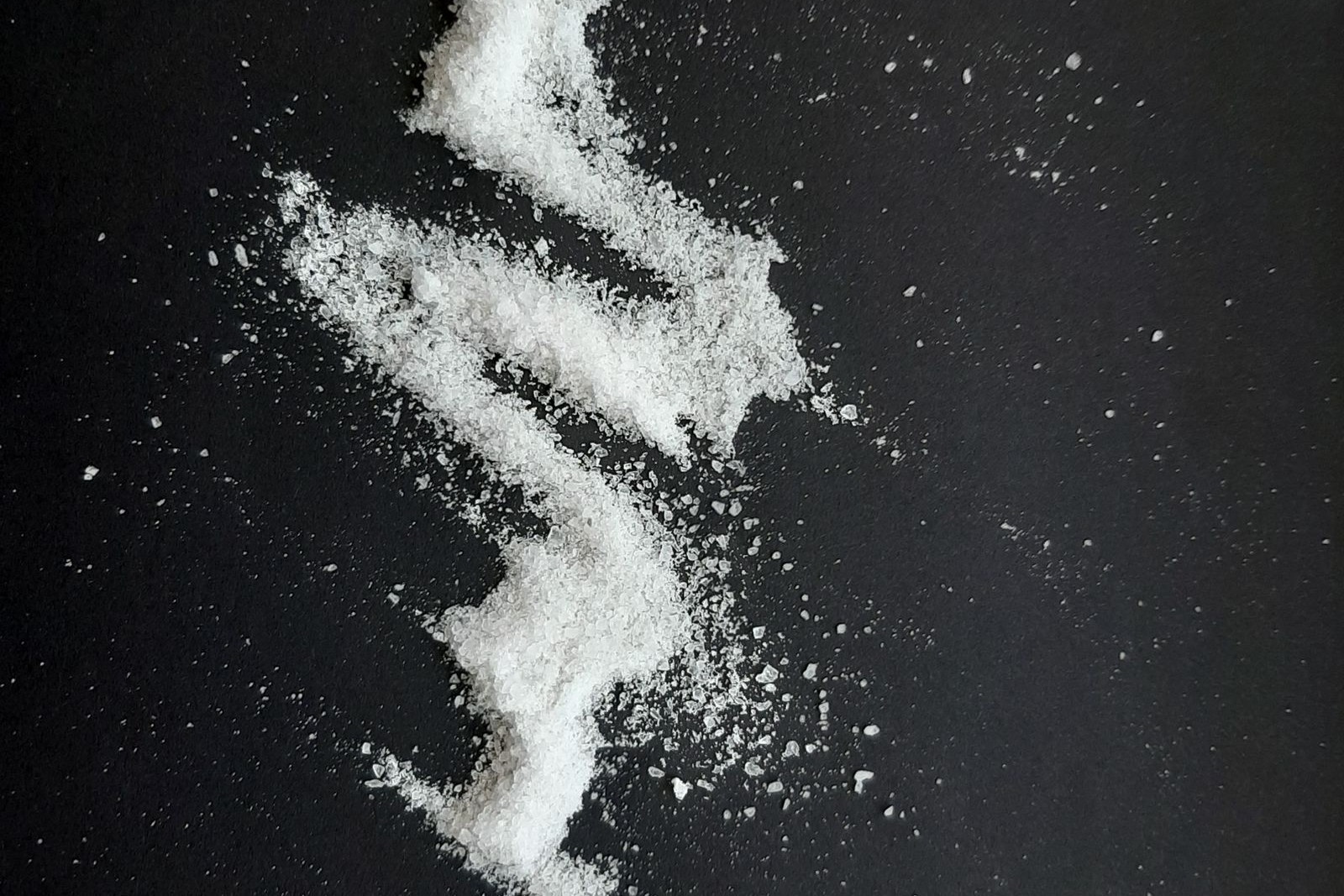 黑色背景上白色粉体的实拍